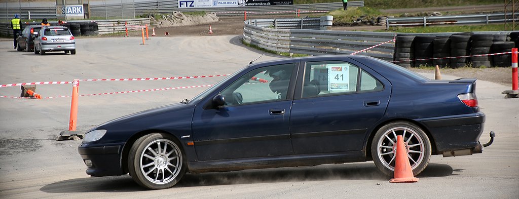 Til trods for en hektisk opstart scorede Kennet Larsen Camilla Jannike Frydenlund Link en flot toer i deres nyindkøbte Peugeot 406’er
(Foto: Allan Post Christiansen)
